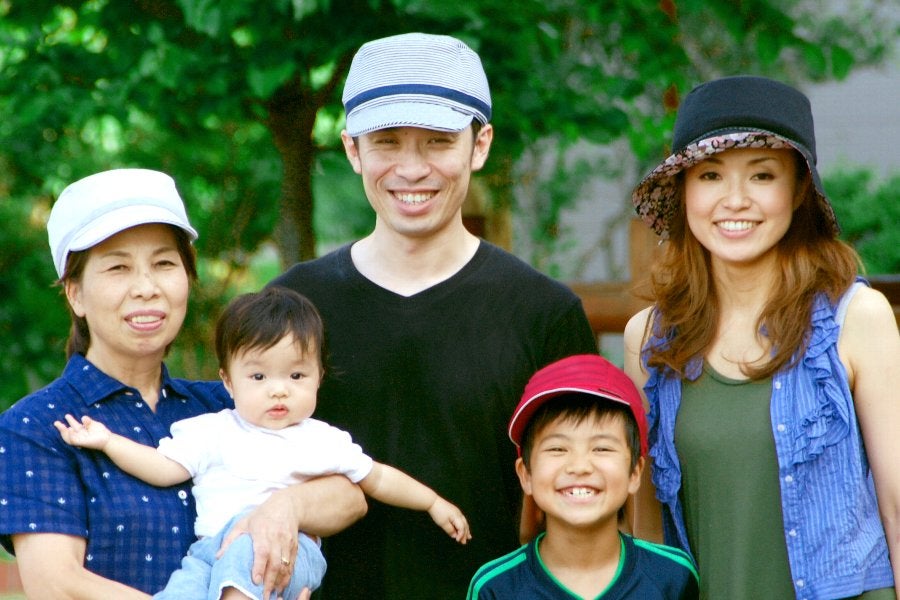 頭部保護帽「アボネットシリーズ」で家族の安心を担保しているイメージ